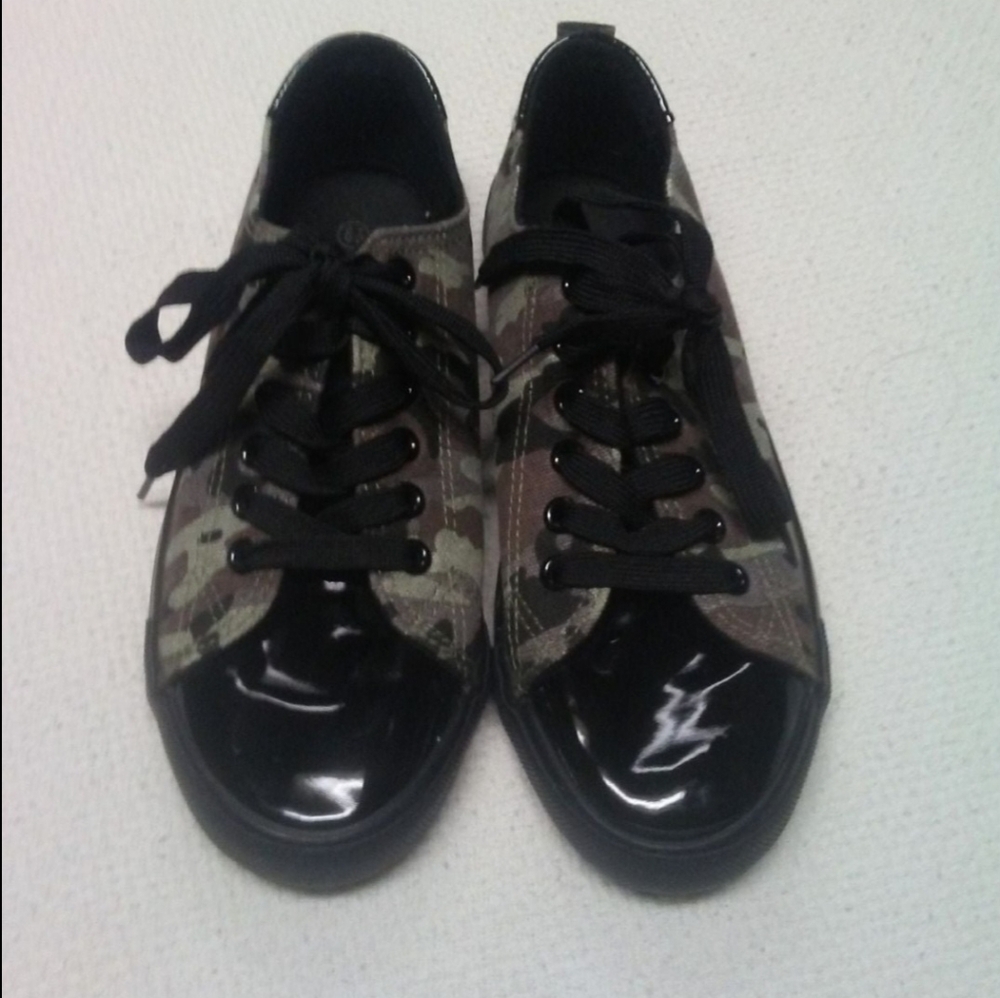 Twisted camouflage shoes